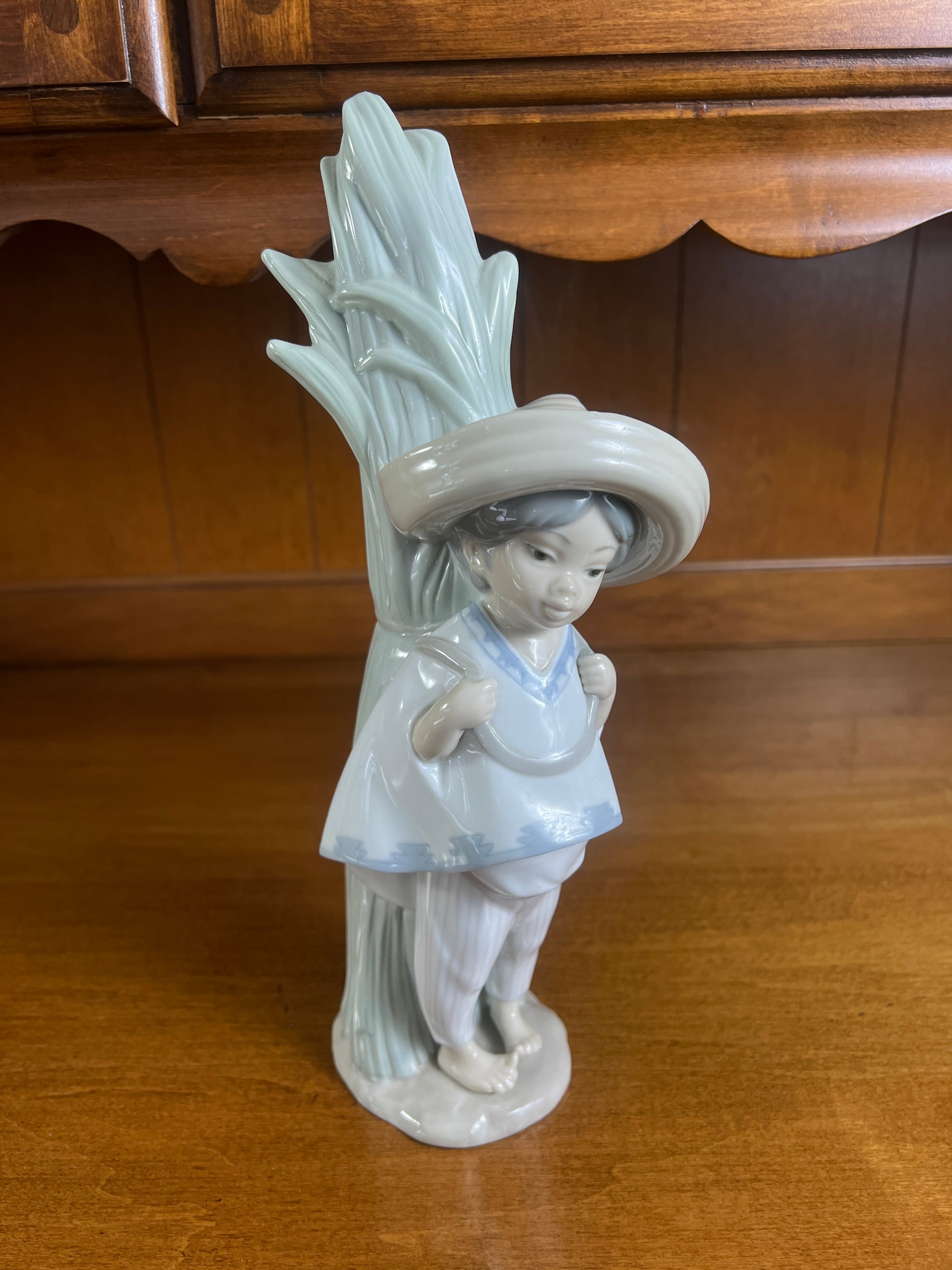 s665 Lladro Figurine King Gaspar carrying Blue Gift Number 4674- Boxed –  TimeKeepersOlive